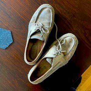 11XW USED Men’s Sperrys. Very broken in and used but still good to toss on.